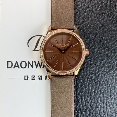 파텍필립 여성용 칼라트라바 4897R-001 나토천/가죽줄 18K 로즈골드 33mm 오토매틱 Cal.324 타입 브라운 다이얼 pat2253 Ⅳ